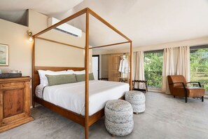 مكتب ومكواة/لوح كي وواي فاي وملاءات أسرّة