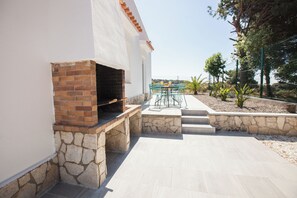Outdoor dining - Casa Azulino – Spacious villa with pool, terrace & garden on the Costa Brava (Lloret de Mar)