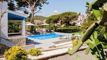 Una piscina al aire libre, una piscina climatizada