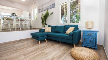 Een televisie en een tafeltennistafel