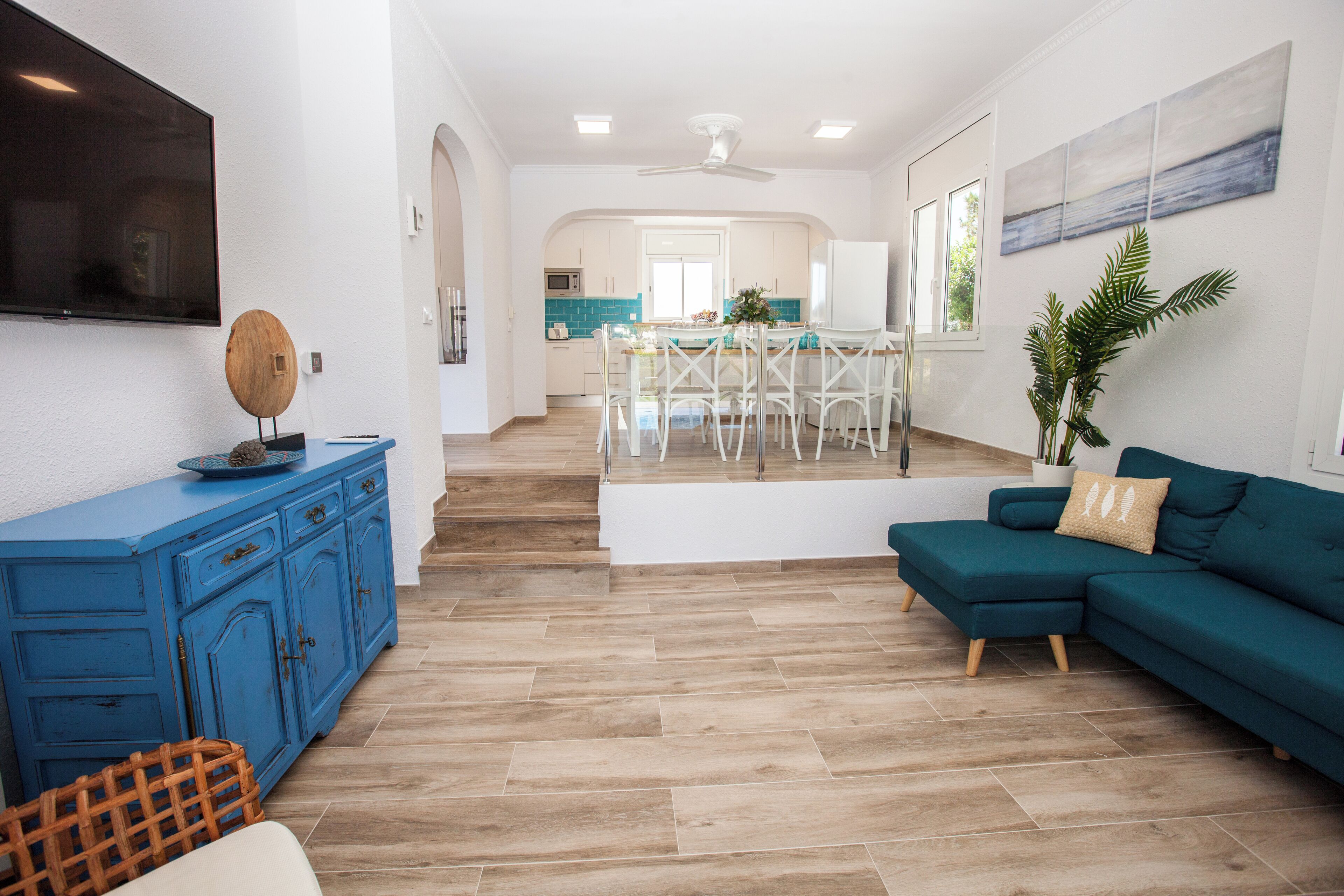 Televisie, een tafeltennistafel en een stereo