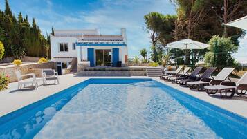 Una piscina al aire libre, una piscina climatizada