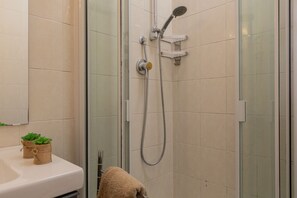 Dusche, Haartrockner, Bidet, Handtücher
