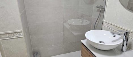 Douche, sĂšche-cheveux, bidet, serviettes fournies