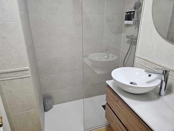 Dusche, Haartrockner, Bidet, Handtücher