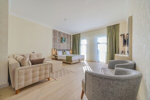 Deluxe-huone | Minibaari, kannettavalle tietokoneelle sopiva työtila, äänieristys