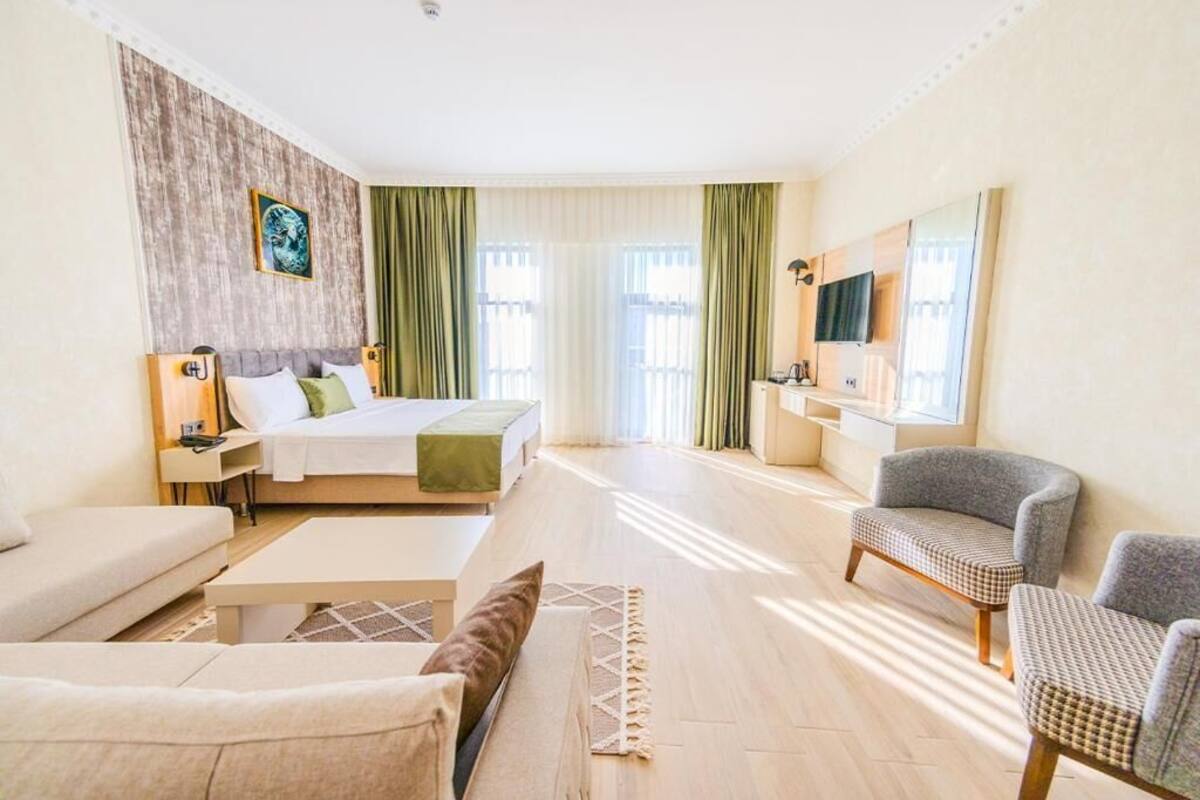 Deluxe Double Room, City View | Desk, laptop workspace, free WiFi