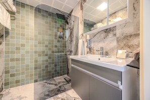 Perhehuone | Kylpyhuone | Suihku, ilmaiset hygieniatuotteet, hiustenkuivaaja, pyyhkeet