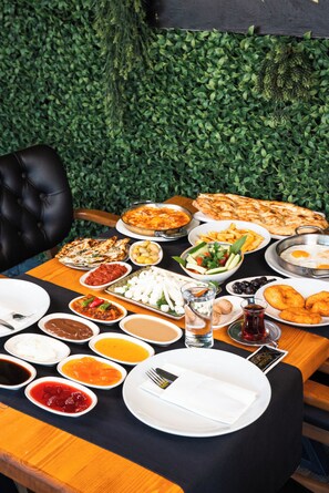 包含每日当地美食早餐