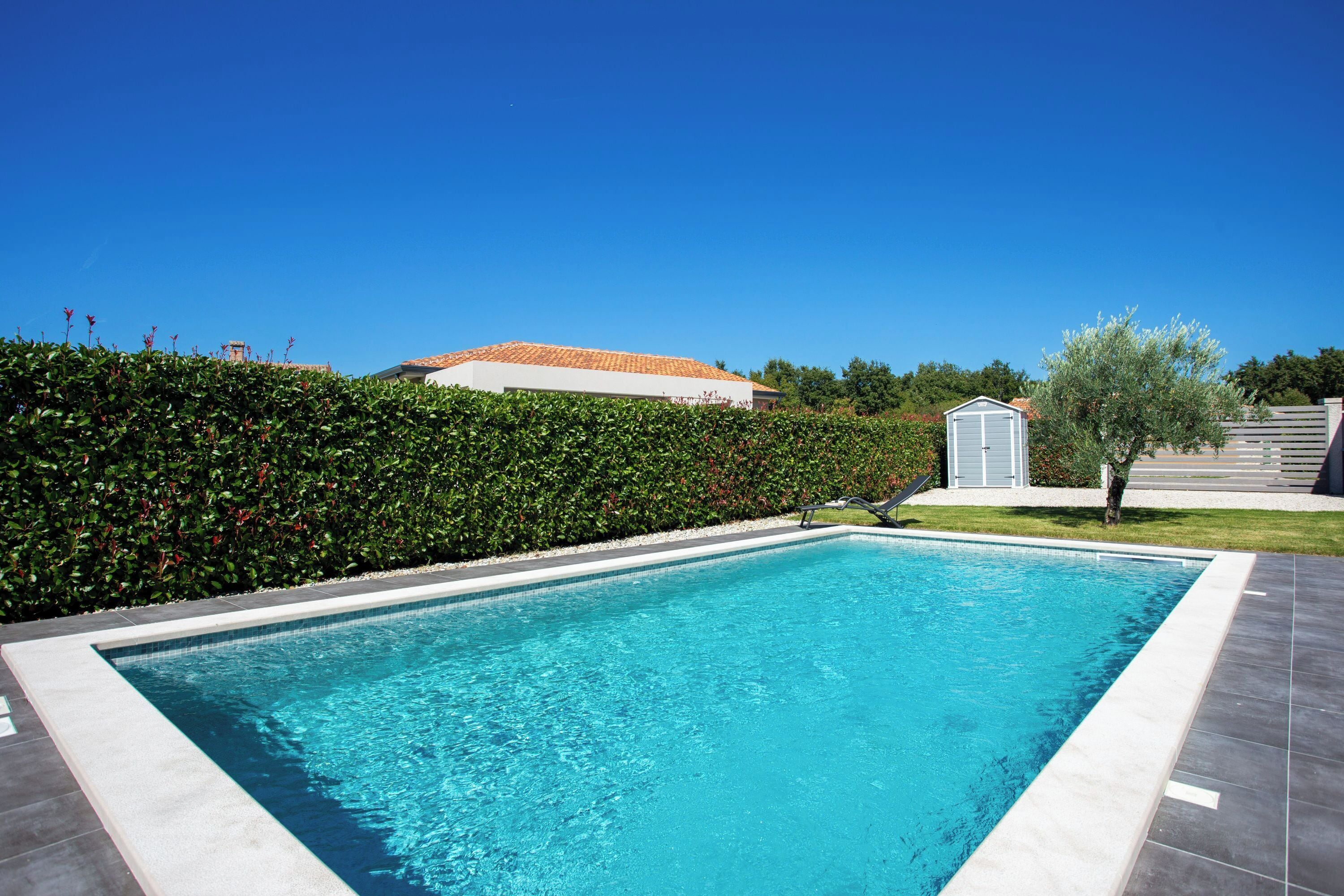 季节性开放的室外游泳池