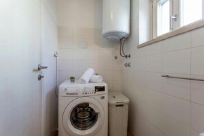 Standard House, Multiple Bedrooms, 2 Bathrooms (Casa Cassianus) | Bathroom | Shower, towels, soap, shampoo
