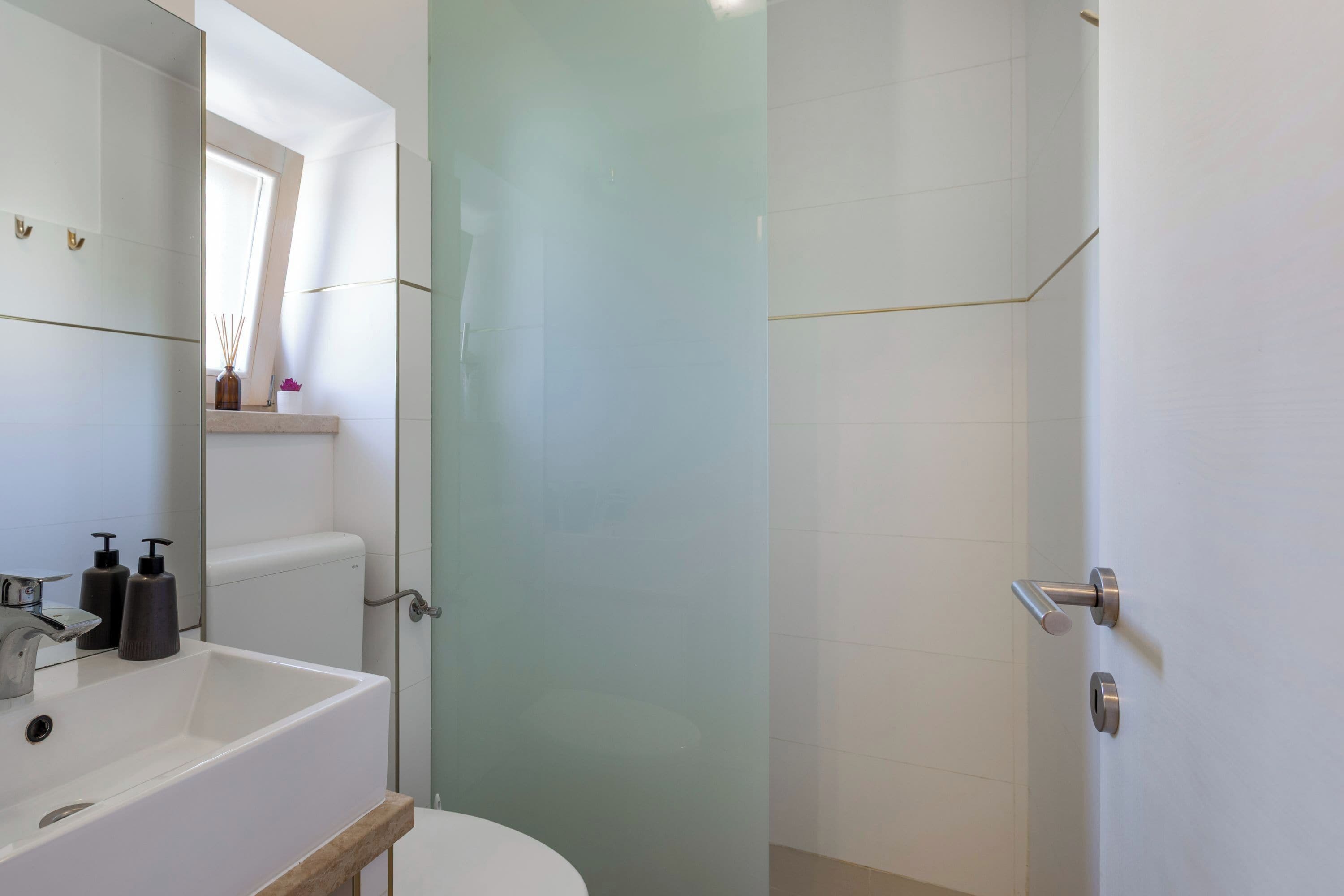Standaard huis, meerdere slaapkamers, 2 badkamers (Casa Cassianus) | Badkamer | Een douche, handdoeken, zeep, shampoo