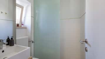 Standaard huis, meerdere slaapkamers, 2 badkamers (Casa Cassianus) | Badkamer | Een douche, handdoeken, zeep, shampoo