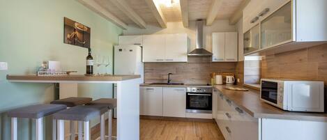 冰箱、微波炉、烤箱、炉灶