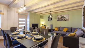 Standard House, Multiple Bedrooms, 2 Bathrooms (Casa Cassianus) | Dining