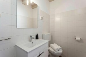 Standard House, Multiple Bedrooms, 2 Bathrooms (Casa Cassianus) | Bathroom | Shower, towels, soap, shampoo
