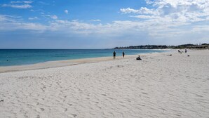 A wide sandy beach with a clear blue sky and calm sea. - Fremantle 1-bed Close to Beach & Shops (Perth)