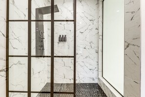 Dusche, Haartrockner, Bidet, Handtücher