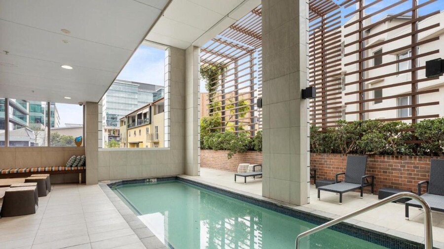 Contemporary 1-bed With Pool Near Brisbane River