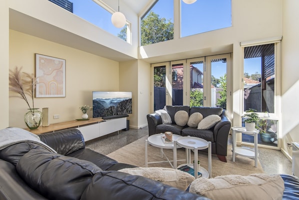 Apartment | Living room - Gorgeous 2-bed Victorian Home in Artsy (Melbourne)