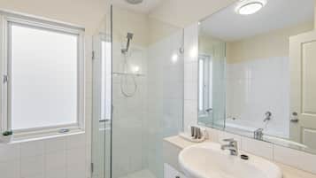 Apartment | Bathroom | Bathtub, hair dryer, towels, soap