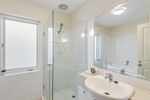 アパートメント | バスルーム | 浴槽、ヘアドライヤー、タオル、石鹸