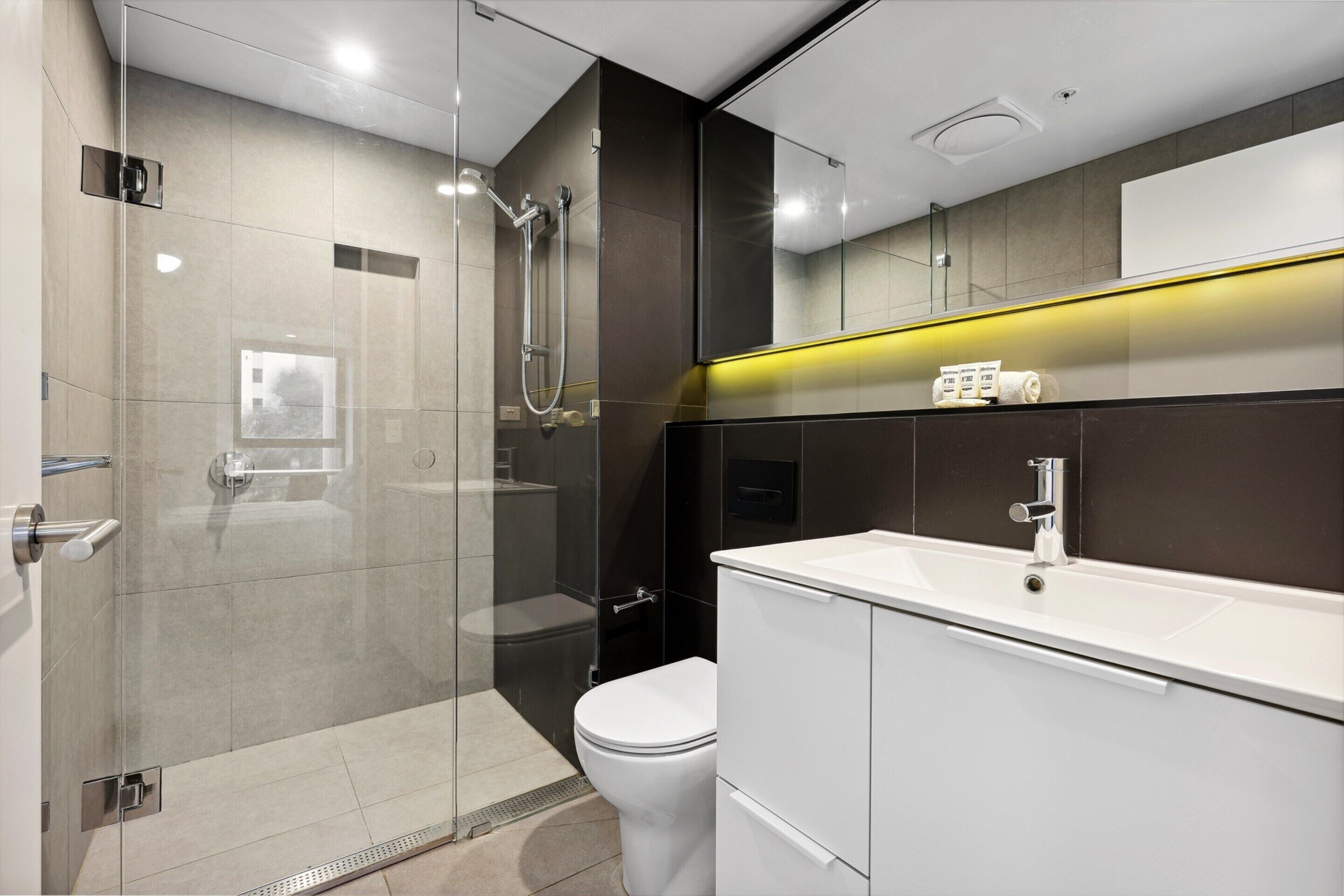 Apartment | Bathroom | Hair dryer, towels, soap, shampoo