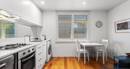 Convenient Apartment in Heart of Carlton