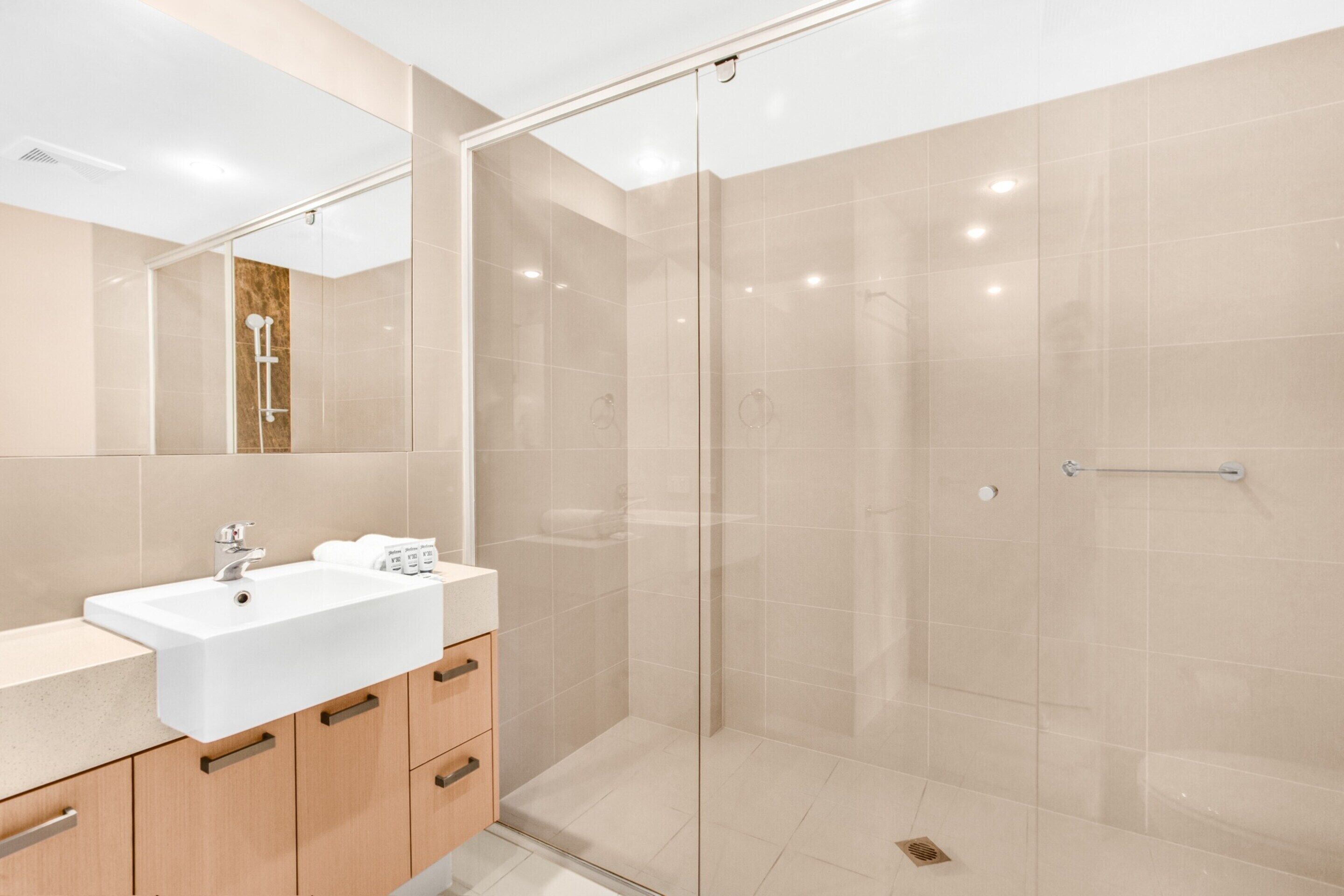 Apartment | Bathroom | Bathtub, hair dryer, towels, soap