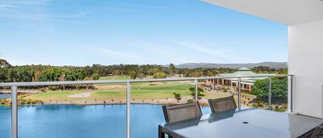 Apartment | Outdoor dining