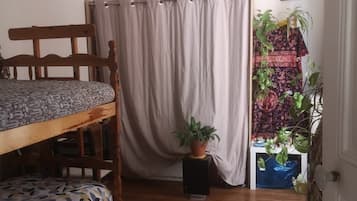 1 chambre, fer et planche à repasser, accès Internet