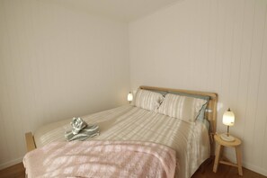 2 bedrooms, bed sheets - Off-grid Farm Stay With Scenic Views (Tenterfield)