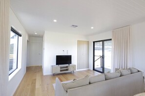 Apartment | Living room | Flat-screen TV