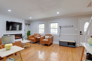 House (4 Bedrooms) | Interior - Great for Gatherings! Charming Woodbridge Duplex (Woodbridge)