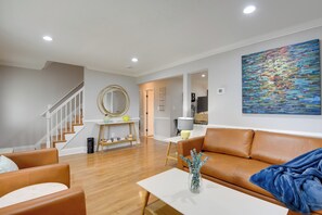 House (4 Bedrooms) | Interior - Great for Gatherings! Charming Woodbridge Duplex (Woodbridge)