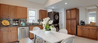 Great for Gatherings! Charming Woodbridge Duplex