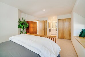 Apartment (2 Bedrooms) | Interior - Mtn-view Deck, Workspace! Walkable Frisco Condo (Frisco)