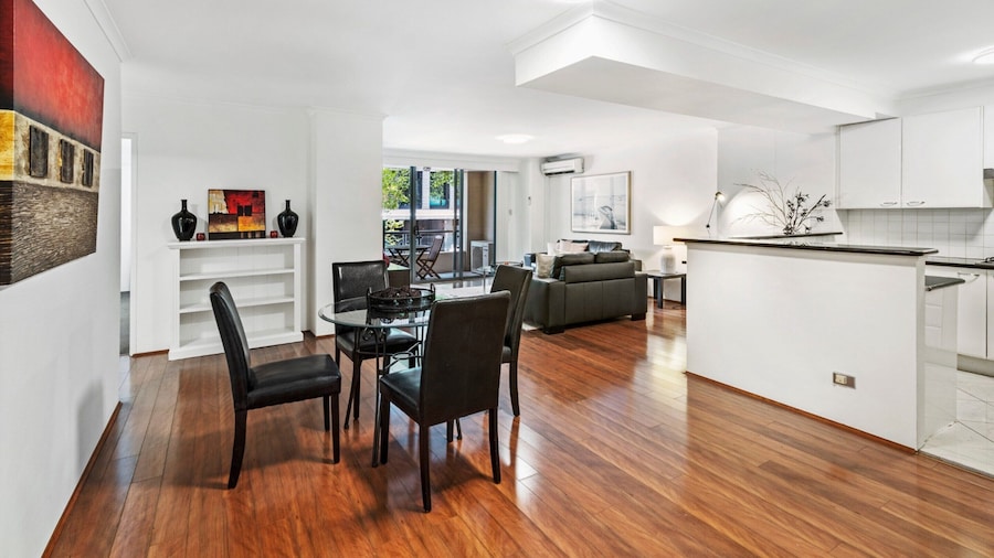 Poolside 2-bed Haven, Walk to City Centre