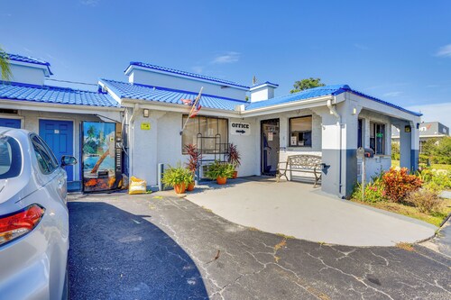 Walk to Lake Jackson: Convenient Studio in Sebring