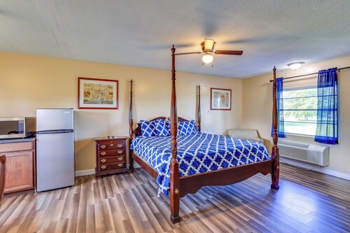 Walk to Lake Jackson: Convenient Studio in Sebring