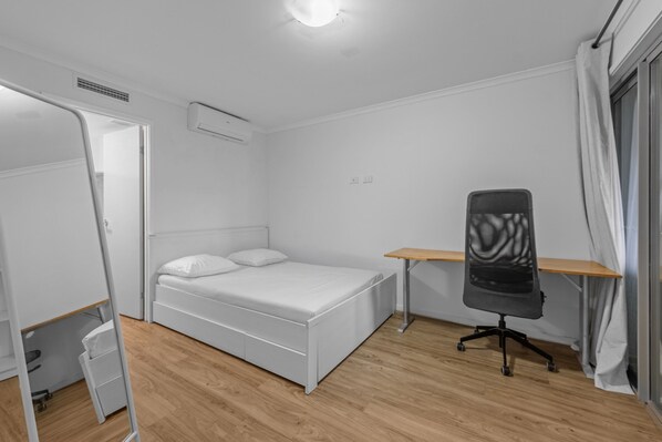 House | 1 bedroom, laptop workspace, bed sheets - Studio With Balcony Access in Central Bowen Hills (Brisbane)