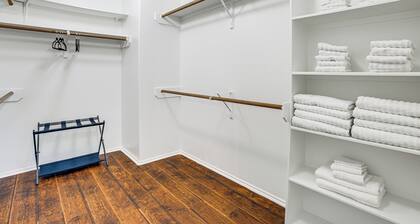 Solar-powered Home w/ & Game Room & Gym in Houston