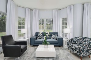 TV, offices - Modern Luxe Escape, Near the Magic, MP71 (Orlando)