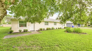 A single-story house with a well-maintained lawn, a small garden, and a mailbox. - 2 Mi to River District! Fort Myers Retreat w/ Yard (Fort Myers)