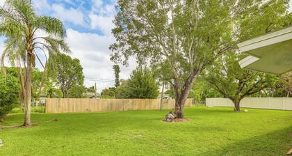 Pet-friendly Duplex w/ Large Yard in Fort Myers!