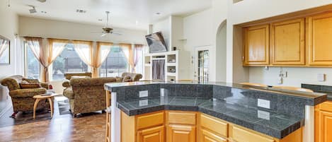 House (5 Bedrooms) | Interior