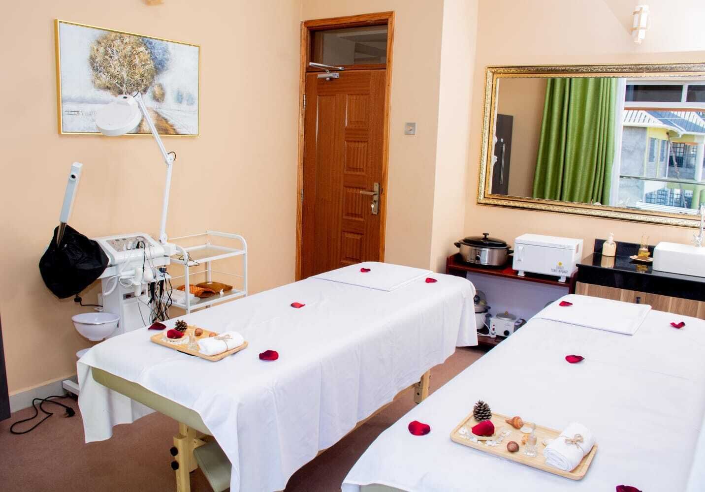 Couples treatment rooms, sauna, steam room, Turkish bath, aromatherapy
