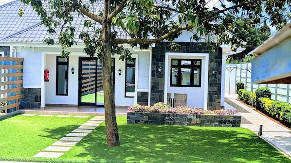 Vista frontal de la propiedad