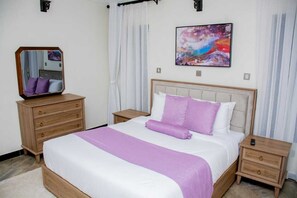 สแตนดาร์ดวิลล่า, ระเบียง | ตู้นิรภัยในห้องพัก, โต๊ะทำงาน, พื้นที่ทำงานแบบใช้แล็ปท็อป, ผ้าม่านกันแสง