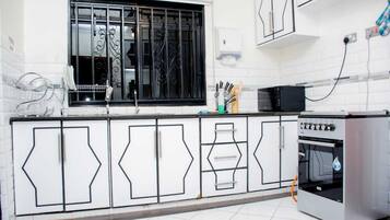 Standardvilla - balkon | Privat køkken | Køleskab/fryser i fuld størrelse, mikrobølgeovn, ovn